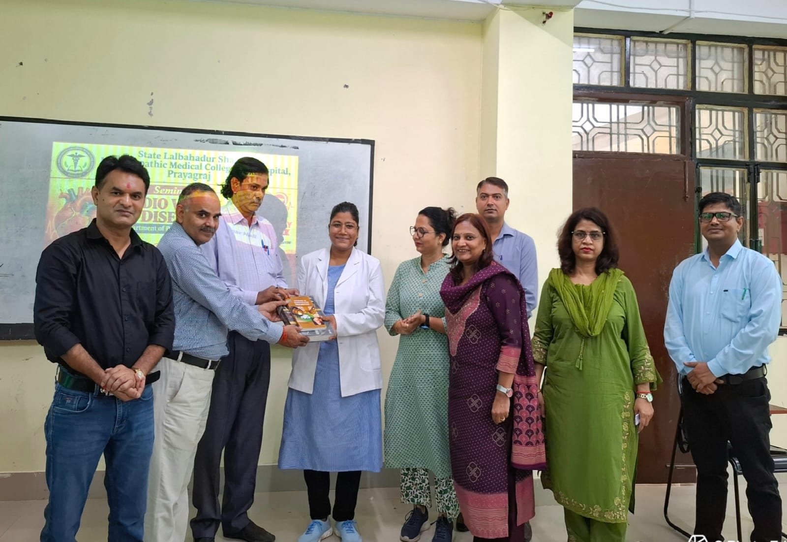 <p>प्रयागराज , राजकीय लाल बहादुर शास्त्री होम्योपैथिक मेडिकल कॉलेज एवं हॉस्पिटल &nbsp;में BHMS प्रथम वर्ष, बैच-2024 के &nbsp;शीर्ष &nbsp;3 विद्यार्थियों को सेमिनार हॉल में आयोजित &nbsp;समारोह में पैथोलॉजी विभाग द्वारा &nbsp;उनके उत्कृष्ट शैक्षणिक प्रदर्शन के लिए सम्मानित किया गया। इस अवसर पर प्राचार्य प्रो. डॉ. अनिल कुमार मिश्रा , प्रो. डॉ. डी एस सिंह, ,प्रो.डॉ आर के विश्वास, ,प्रो.डॉ नूतन शर्मा, प्रो.डॉ सुमित शर्मा,प्रो. डॉ सीमा साहू गुप्ता, डॉ विनय सिंह, डॉ गीतिका अग्रवाल एवं &nbsp;अन्य सम्मानित शिक्षकगण उपस्थित रहे l<br />
???? प्रथम स्थान &ndash; आरती पटेल<br />
???? द्वितीय स्थान &ndash; कृष्णा यादव<br />
???? तृतीय स्थान &ndash; आयुष यादव</p>

<p>प्रधानाचार्य प्रो. डॉ. अनिल कुमार मिश्रा ने सभी मेधावी विद्यार्थियों को बधाई एवं शुभकामनाएं देते हुए कहा कि विद्यार्थियों की मेहनत, अनुशासन और निरंतर अध्ययन ही सफलता की आधारशिला है। उन्होंने अन्य विद्यार्थियों को भी इन मेधावी छात्रों से प्रेरणा लेकर शैक्षणिक उत्कृष्टता की ओर आगे बढ़ने के लिए प्रोत्साहित किया।</p>