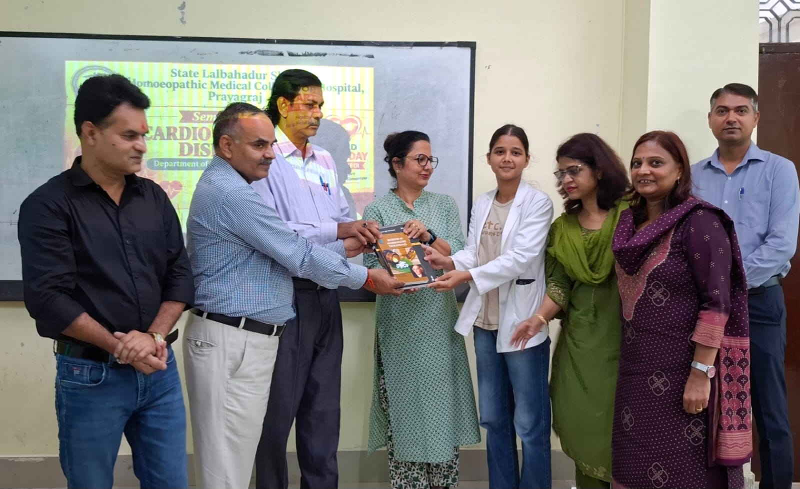 <p>प्रयागराज , राजकीय लाल बहादुर शास्त्री होम्योपैथिक मेडिकल कॉलेज एवं हॉस्पिटल &nbsp;में BHMS प्रथम वर्ष, बैच-2024 के &nbsp;शीर्ष &nbsp;3 विद्यार्थियों को सेमिनार हॉल में आयोजित &nbsp;समारोह में पैथोलॉजी विभाग द्वारा &nbsp;उनके उत्कृष्ट शैक्षणिक प्रदर्शन के लिए सम्मानित किया गया। इस अवसर पर प्राचार्य प्रो. डॉ. अनिल कुमार मिश्रा , प्रो. डॉ. डी एस सिंह, ,प्रो.डॉ आर के विश्वास, ,प्रो.डॉ नूतन शर्मा, प्रो.डॉ सुमित शर्मा,प्रो. डॉ सीमा साहू गुप्ता, डॉ विनय सिंह, डॉ गीतिका अग्रवाल एवं &nbsp;अन्य सम्मानित शिक्षकगण उपस्थित रहे l<br />
???? प्रथम स्थान &ndash; आरती पटेल<br />
???? द्वितीय स्थान &ndash; कृष्णा यादव<br />
???? तृतीय स्थान &ndash; आयुष यादव</p>

<p>प्रधानाचार्य प्रो. डॉ. अनिल कुमार मिश्रा ने सभी मेधावी विद्यार्थियों को बधाई एवं शुभकामनाएं देते हुए कहा कि विद्यार्थियों की मेहनत, अनुशासन और निरंतर अध्ययन ही सफलता की आधारशिला है। उन्होंने अन्य विद्यार्थियों को भी इन मेधावी छात्रों से प्रेरणा लेकर शैक्षणिक उत्कृष्टता की ओर आगे बढ़ने के लिए प्रोत्साहित किया।</p>