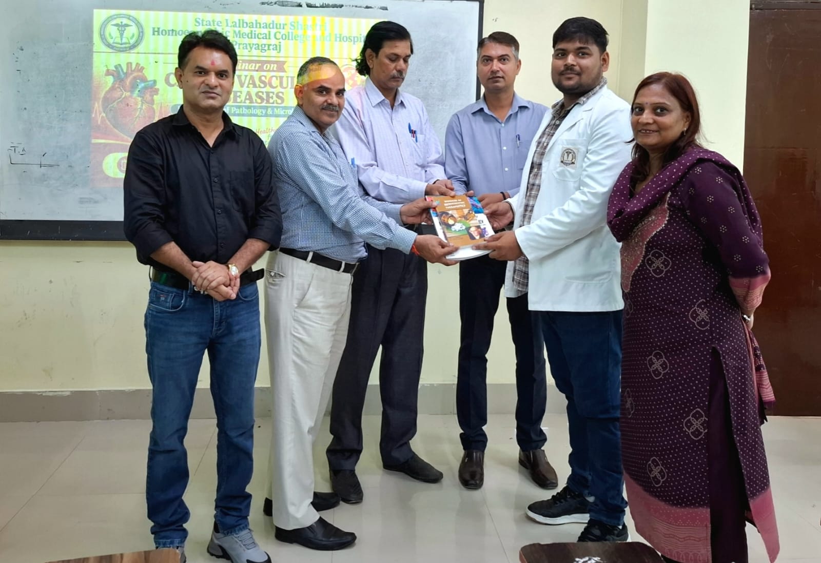 <p>प्रयागराज , राजकीय लाल बहादुर शास्त्री होम्योपैथिक मेडिकल कॉलेज एवं हॉस्पिटल &nbsp;में BHMS प्रथम वर्ष, बैच-2024 के &nbsp;शीर्ष &nbsp;3 विद्यार्थियों को सेमिनार हॉल में आयोजित &nbsp;समारोह में पैथोलॉजी विभाग द्वारा &nbsp;उनके उत्कृष्ट शैक्षणिक प्रदर्शन के लिए सम्मानित किया गया। इस अवसर पर प्राचार्य प्रो. डॉ. अनिल कुमार मिश्रा , प्रो. डॉ. डी एस सिंह, ,प्रो.डॉ आर के विश्वास, ,प्रो.डॉ नूतन शर्मा, प्रो.डॉ सुमित शर्मा,प्रो. डॉ सीमा साहू गुप्ता, डॉ विनय सिंह, डॉ गीतिका अग्रवाल एवं &nbsp;अन्य सम्मानित शिक्षकगण उपस्थित रहे l<br />
???? प्रथम स्थान &ndash; आरती पटेल<br />
???? द्वितीय स्थान &ndash; कृष्णा यादव<br />
???? तृतीय स्थान &ndash; आयुष यादव</p>

<p>प्रधानाचार्य प्रो. डॉ. अनिल कुमार मिश्रा ने सभी मेधावी विद्यार्थियों को बधाई एवं शुभकामनाएं देते हुए कहा कि विद्यार्थियों की मेहनत, अनुशासन और निरंतर अध्ययन ही सफलता की आधारशिला है। उन्होंने अन्य विद्यार्थियों को भी इन मेधावी छात्रों से प्रेरणा लेकर शैक्षणिक उत्कृष्टता की ओर आगे बढ़ने के लिए प्रोत्साहित किया।</p>