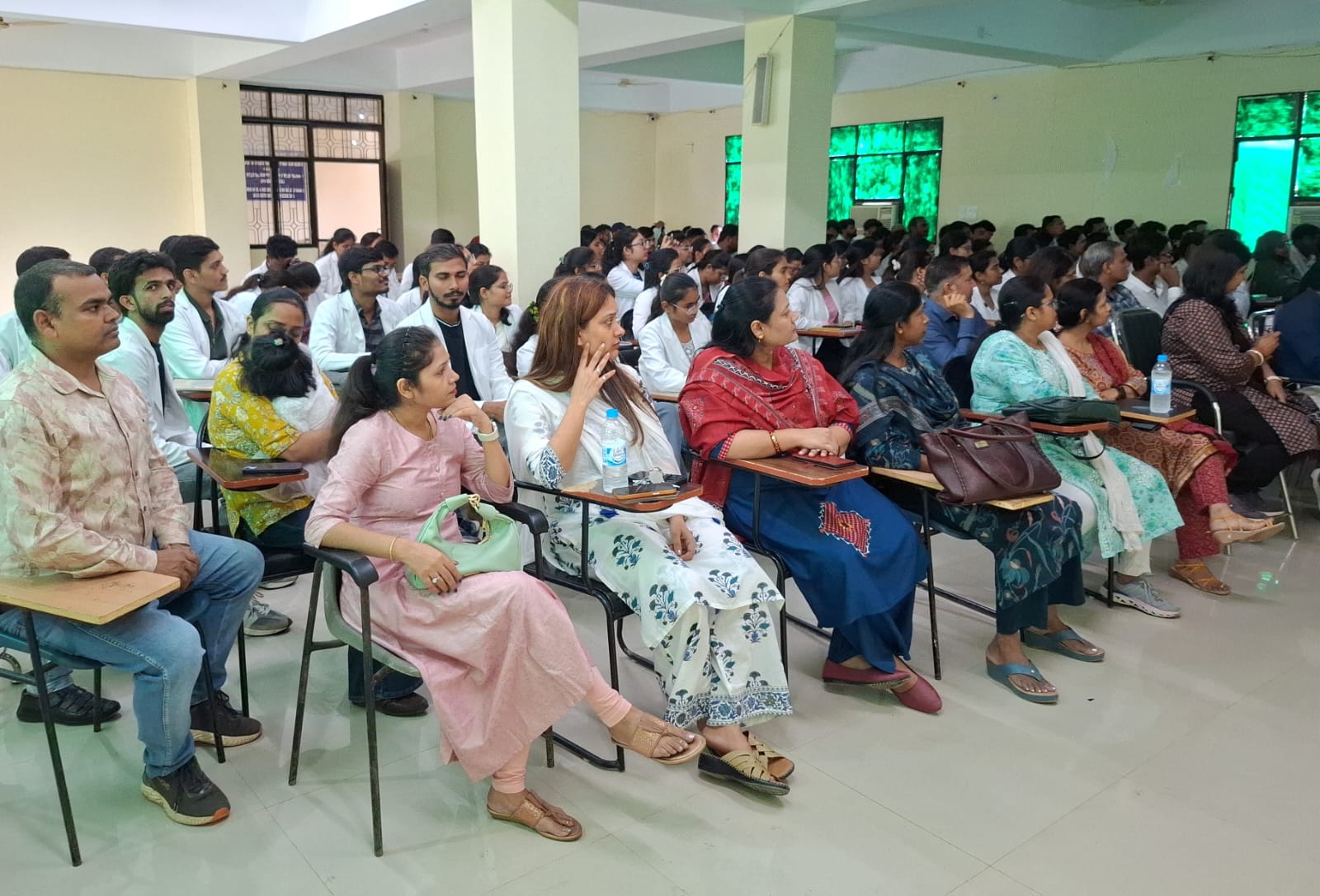 <p><strong>राजकीय लाल बहादुर शास्त्री होम्योपैथिक मेडिकल कॉलेज में बांझपन एवं संतानता विषय पर सेमिनार आयोजित</strong></p>

<p>प्रयागराज। राजकीय लाल बहादुर शास्त्री होम्योपैथिक मेडिकल कॉलेज एवं हॉस्पिटल, प्रयागराज के सभागार में पैथोलॉजी एवं माइक्रोबायोलॉजी विभाग तथा गायनेकोलॉजी एवं ऑब्स्टेट्रिक्स विभाग के संयुक्त तत्वावधान में &ldquo;इनफर्टिलिटी (बांझपन), संतानता एवं पैथोलॉजिकल इन्वेस्टिगेशन&rdquo; विषय पर एक शैक्षणिक सेमिनार का आयोजन किया गया। सेमिनार का मुख्य उद्देश्य बांझपन के कारणों, उसकी जांच, उपचार संबंधी दृष्टिकोण तथा इस क्षेत्र में होम्योपैथी की संभावित उपयोगिता के विषय में विद्यार्थियों एवं शिक्षकों को जानकारी प्रदान करना था।</p>

<p>कार्यक्रम की मुख्य वक्ता डॉ. पूनम द्विवेदी रहीं, जो जयसिंहपुर, सुल्तानपुर में चिकित्सा अधिकारी के पद पर कार्यरत हैं। उन्हें स्त्री रोग एवं बांझपन से संबंधित मामलों के उपचार का 20 वर्षों से अधिक का चिकित्सकीय अनुभव है। उन्होंने अपने व्यावहारिक अनुभव एवं विभिन्न केसों का उल्लेख करते हुए बांझपन के प्रमुख कारणों, आवश्यक चिकित्सकीय जांचों, पैथोलॉजिकल इन्वेस्टिगेशन तथा उपचार के विभिन्न पहलुओं पर विस्तार से प्रकाश डाला। उन्होंने विद्यार्थियों को इस विषय की चिकित्सकीय जटिलताओं को समझने तथा रोगियों के प्रति संवेदनशील एवं वैज्ञानिक दृष्टिकोण अपनाने के लिए प्रेरित किया।</p>

<p>कार्यक्रम का शुभारंभ महाविद्यालय के प्राचार्य प्रो. (डॉ.) अनिल कुमार मिश्रा, पैथोलॉजी विभाग के प्रोफेसर एवं विभागाध्यक्ष डॉ. आर. के. विश्वास, गायनेकोलॉजी विभाग के प्रोफेसर एवं विभागाध्यक्ष डॉ. अमृता राठौर, प्रोफेसर<br />
डॉ प्रवीण शुक्ला ,डॉ गीतिका अग्रवाल, डॉ विनीता वर्मा व महाविद्यालय के अन्य सम्मानित शिक्षकों की गरिमामयी उपस्थिति में मुख्य वक्ता का पुष्पगुच्छ भेंट कर स्वागत करने के साथ हुआ।</p>

<p>सेमिनार के दौरान विद्यार्थियों को बांझपन के निदान में पैथोलॉजिकल जांचों की भूमिका, उचित चिकित्सकीय मूल्यांकन तथा उपचार की समग्र प्रक्रिया के बारे में महत्वपूर्ण जानकारियां प्राप्त हुईं। कार्यक्रम में महाविद्यालय के विभिन्न वर्षों के विद्यार्थियों के साथ बड़ी संख्या में शिक्षक भी उपस्थित रहे। इस प्रकार के शैक्षणिक आयोजन विद्यार्थियों के सैद्धांतिक ज्ञान को व्यावहारिक अनुभव से जोड़ने में महत्वपूर्ण भूमिका निभाते हैं।</p>

<p>बीएचएमएस द्वितीय वर्ष के उत्कृष्ट विद्यार्थी सम्मानित</p>

<p>सेमिनार के दौरान बीएचएमएस द्वितीय वर्ष में उत्कृष्ट प्रदर्शन करने वाले तीन सर्वश्रेष्ठ विद्यार्थियों को पैथोलॉजी विभाग एवं महाविद्यालय प्रशासन की ओर से सम्मानित किया गया। सम्मानित विद्यार्थियों में प्रथम स्थान पर कनक बाजपेयी, द्वितीय स्थान पर मानवी मौर्य तथा तृतीय स्थान पर शिखा गुप्ता रहीं।</p>

<p>महाविद्यालय प्रशासन ने विद्यार्थियों की उपलब्धियों की सराहना करते हुए उन्हें भविष्य में भी उत्कृष्ट शैक्षणिक प्रदर्शन करने के लिए प्रोत्साहित किया।</p>

<p>कार्यक्रम का समापन शैक्षणिक गतिविधियों के महत्व एवं विद्यार्थियों के सर्वांगीण विकास पर बल देते हुए हुआ। इस सेमिनार ने विद्यार्थियों को बांझपन जैसे महत्वपूर्ण चिकित्सकीय विषय की गहन जानकारी प्राप्त करने तथा आधुनिक जांच पद्धतियों एवं समग्र रोगी देखभाल के महत्व को समझने का अवसर प्रदान किया।</p>