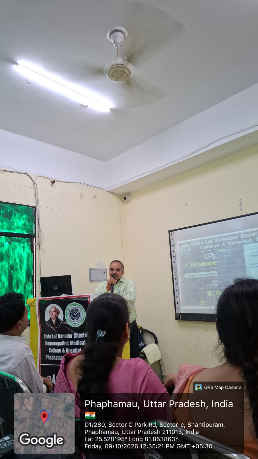 <p><strong>राजकीय लाल बहादुर शास्त्री होम्योपैथिक मेडिकल कॉलेज में बांझपन एवं संतानता विषय पर सेमिनार आयोजित</strong></p>

<p>प्रयागराज। राजकीय लाल बहादुर शास्त्री होम्योपैथिक मेडिकल कॉलेज एवं हॉस्पिटल, प्रयागराज के सभागार में पैथोलॉजी एवं माइक्रोबायोलॉजी विभाग तथा गायनेकोलॉजी एवं ऑब्स्टेट्रिक्स विभाग के संयुक्त तत्वावधान में &ldquo;इनफर्टिलिटी (बांझपन), संतानता एवं पैथोलॉजिकल इन्वेस्टिगेशन&rdquo; विषय पर एक शैक्षणिक सेमिनार का आयोजन किया गया। सेमिनार का मुख्य उद्देश्य बांझपन के कारणों, उसकी जांच, उपचार संबंधी दृष्टिकोण तथा इस क्षेत्र में होम्योपैथी की संभावित उपयोगिता के विषय में विद्यार्थियों एवं शिक्षकों को जानकारी प्रदान करना था।</p>

<p>कार्यक्रम की मुख्य वक्ता डॉ. पूनम द्विवेदी रहीं, जो जयसिंहपुर, सुल्तानपुर में चिकित्सा अधिकारी के पद पर कार्यरत हैं। उन्हें स्त्री रोग एवं बांझपन से संबंधित मामलों के उपचार का 20 वर्षों से अधिक का चिकित्सकीय अनुभव है। उन्होंने अपने व्यावहारिक अनुभव एवं विभिन्न केसों का उल्लेख करते हुए बांझपन के प्रमुख कारणों, आवश्यक चिकित्सकीय जांचों, पैथोलॉजिकल इन्वेस्टिगेशन तथा उपचार के विभिन्न पहलुओं पर विस्तार से प्रकाश डाला। उन्होंने विद्यार्थियों को इस विषय की चिकित्सकीय जटिलताओं को समझने तथा रोगियों के प्रति संवेदनशील एवं वैज्ञानिक दृष्टिकोण अपनाने के लिए प्रेरित किया।</p>

<p>कार्यक्रम का शुभारंभ महाविद्यालय के प्राचार्य प्रो. (डॉ.) अनिल कुमार मिश्रा, पैथोलॉजी विभाग के प्रोफेसर एवं विभागाध्यक्ष डॉ. आर. के. विश्वास, गायनेकोलॉजी विभाग के प्रोफेसर एवं विभागाध्यक्ष डॉ. अमृता राठौर, प्रोफेसर<br />
डॉ प्रवीण शुक्ला ,डॉ गीतिका अग्रवाल, डॉ विनीता वर्मा व महाविद्यालय के अन्य सम्मानित शिक्षकों की गरिमामयी उपस्थिति में मुख्य वक्ता का पुष्पगुच्छ भेंट कर स्वागत करने के साथ हुआ।</p>

<p>सेमिनार के दौरान विद्यार्थियों को बांझपन के निदान में पैथोलॉजिकल जांचों की भूमिका, उचित चिकित्सकीय मूल्यांकन तथा उपचार की समग्र प्रक्रिया के बारे में महत्वपूर्ण जानकारियां प्राप्त हुईं। कार्यक्रम में महाविद्यालय के विभिन्न वर्षों के विद्यार्थियों के साथ बड़ी संख्या में शिक्षक भी उपस्थित रहे। इस प्रकार के शैक्षणिक आयोजन विद्यार्थियों के सैद्धांतिक ज्ञान को व्यावहारिक अनुभव से जोड़ने में महत्वपूर्ण भूमिका निभाते हैं।</p>

<p>बीएचएमएस द्वितीय वर्ष के उत्कृष्ट विद्यार्थी सम्मानित</p>

<p>सेमिनार के दौरान बीएचएमएस द्वितीय वर्ष में उत्कृष्ट प्रदर्शन करने वाले तीन सर्वश्रेष्ठ विद्यार्थियों को पैथोलॉजी विभाग एवं महाविद्यालय प्रशासन की ओर से सम्मानित किया गया। सम्मानित विद्यार्थियों में प्रथम स्थान पर कनक बाजपेयी, द्वितीय स्थान पर मानवी मौर्य तथा तृतीय स्थान पर शिखा गुप्ता रहीं।</p>

<p>महाविद्यालय प्रशासन ने विद्यार्थियों की उपलब्धियों की सराहना करते हुए उन्हें भविष्य में भी उत्कृष्ट शैक्षणिक प्रदर्शन करने के लिए प्रोत्साहित किया।</p>

<p>कार्यक्रम का समापन शैक्षणिक गतिविधियों के महत्व एवं विद्यार्थियों के सर्वांगीण विकास पर बल देते हुए हुआ। इस सेमिनार ने विद्यार्थियों को बांझपन जैसे महत्वपूर्ण चिकित्सकीय विषय की गहन जानकारी प्राप्त करने तथा आधुनिक जांच पद्धतियों एवं समग्र रोगी देखभाल के महत्व को समझने का अवसर प्रदान किया।</p>