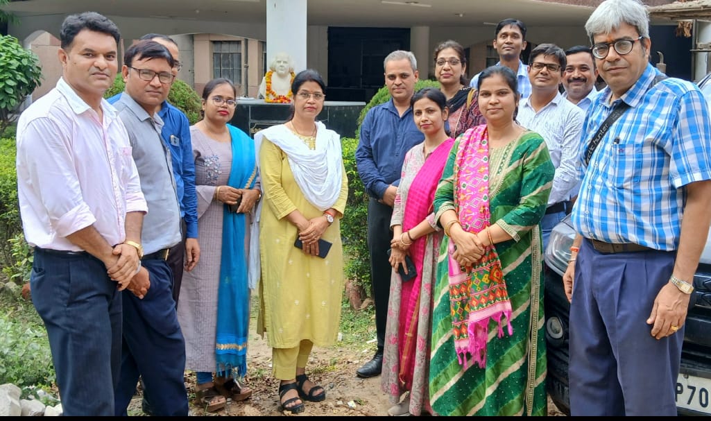 <p>होम्योपैथी चिकित्सा पद्धति के जन्मदाता डॉ हैनीमैन के 182 वे पुण्यतिथि पर उनको श्रद्धा सुमन अर्पित अर्पित किया गया जिसमें कॉलेज के सभी शिक्षकों ने प्रतिभाग किया</p>