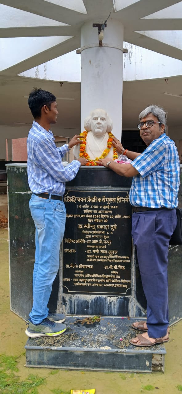 <p>होम्योपैथी चिकित्सा पद्धति के जन्मदाता डॉ हैनीमैन के 182 वे पुण्यतिथि पर उनको श्रद्धा सुमन अर्पित अर्पित किया गया जिसमें कॉलेज के सभी शिक्षकों ने प्रतिभाग किया</p>