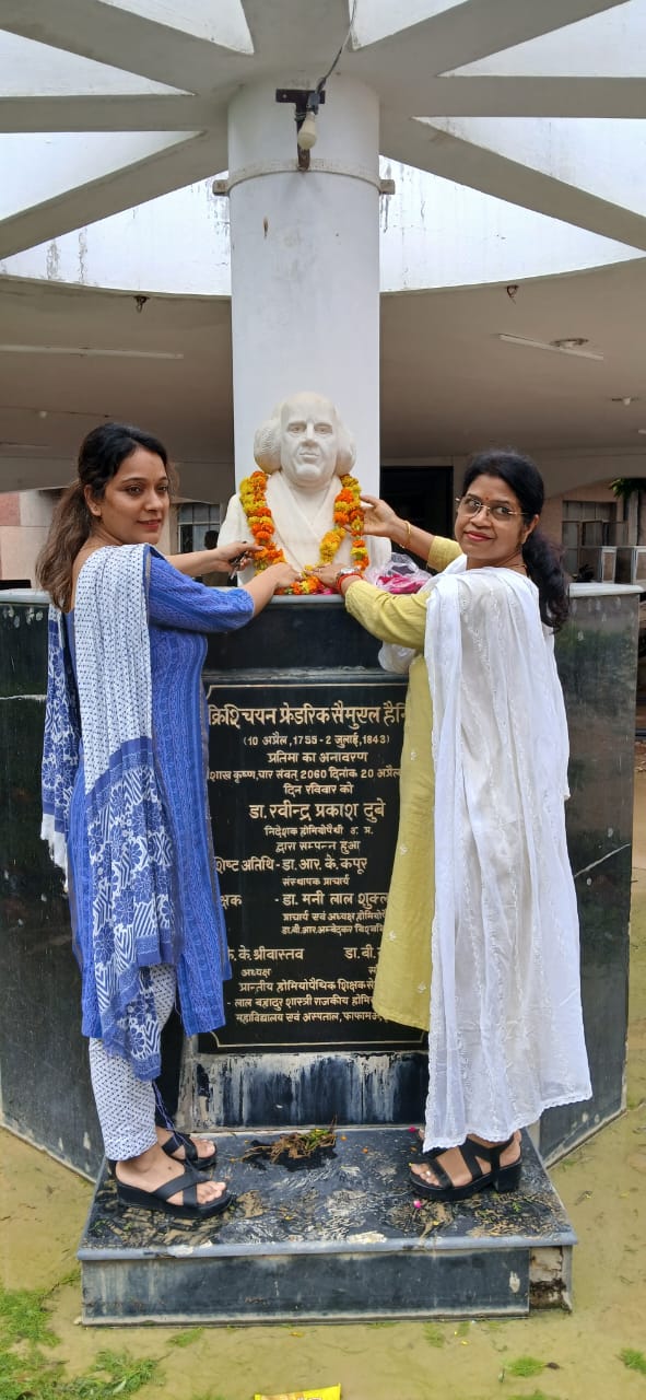 <p>होम्योपैथी चिकित्सा पद्धति के जन्मदाता डॉ हैनीमैन के 182 वे पुण्यतिथि पर उनको श्रद्धा सुमन अर्पित अर्पित किया गया जिसमें कॉलेज के सभी शिक्षकों ने प्रतिभाग किया</p>