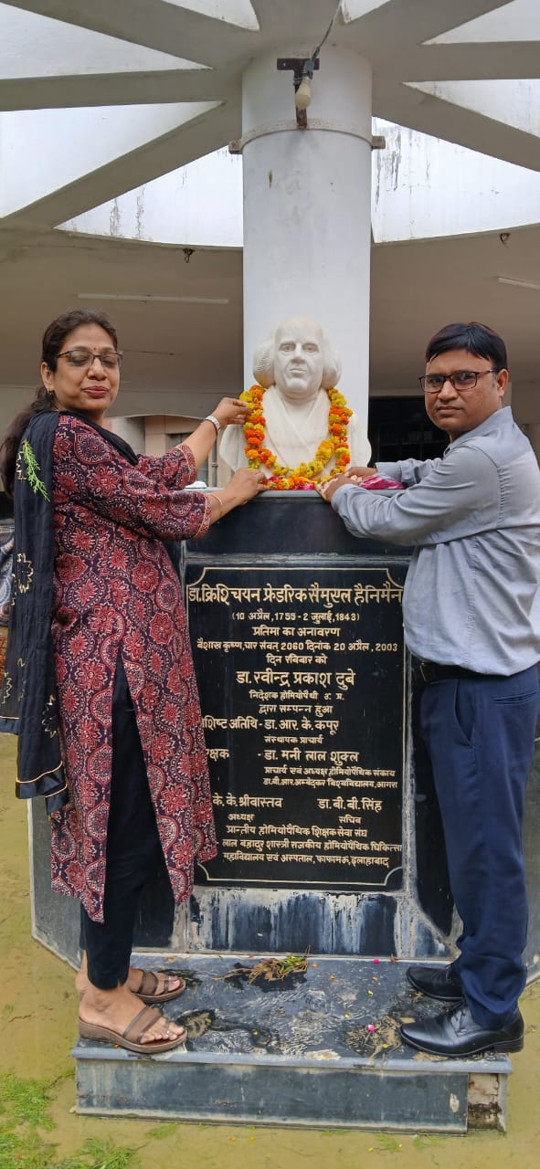 <p>होम्योपैथी चिकित्सा पद्धति के जन्मदाता डॉ हैनीमैन के 182 वे पुण्यतिथि पर उनको श्रद्धा सुमन अर्पित अर्पित किया गया जिसमें कॉलेज के सभी शिक्षकों ने प्रतिभाग किया</p>